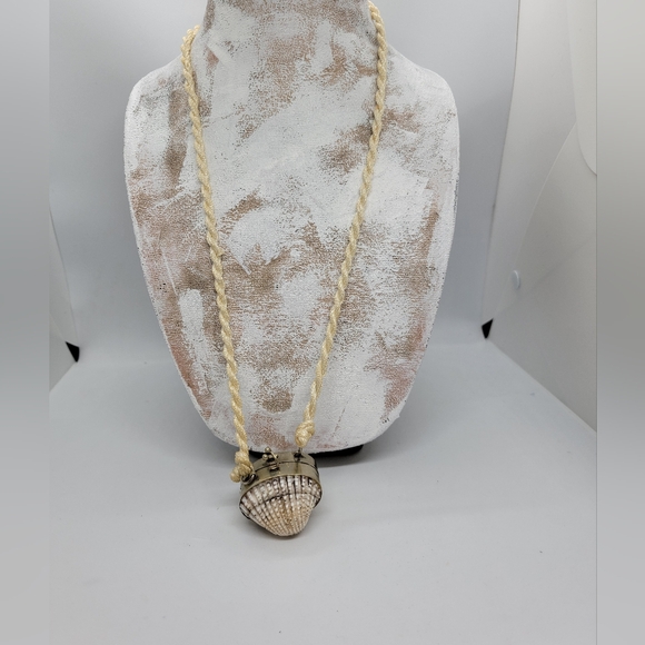 Beautiful Late 19th Century Antique Cockle Shell Pendant Necklace - Picture 3 of 9